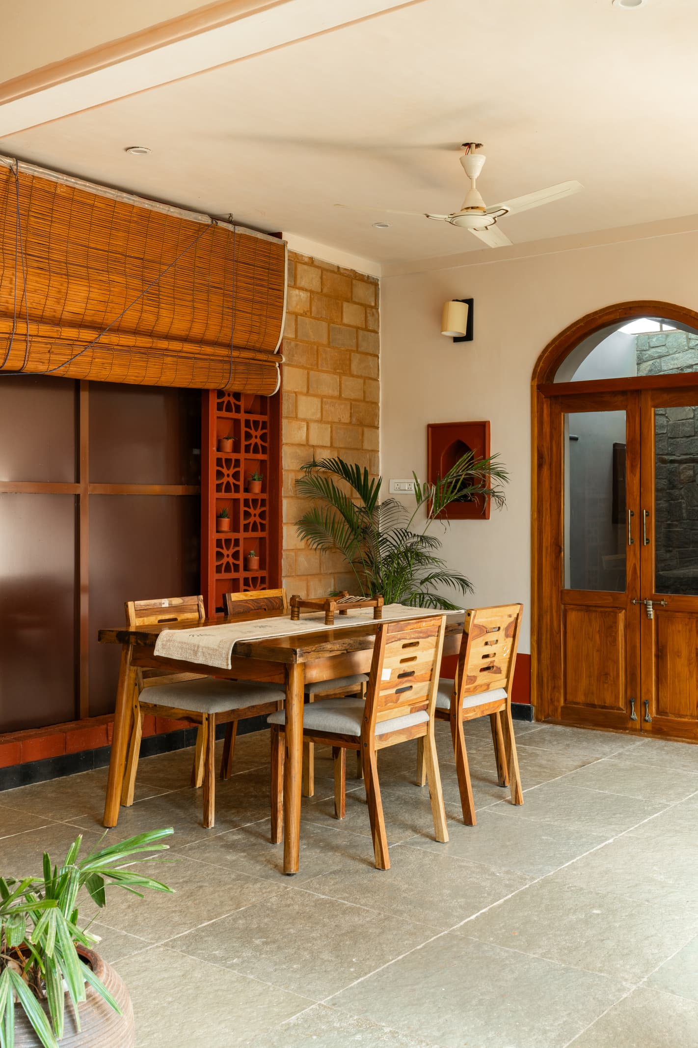 8e dining area